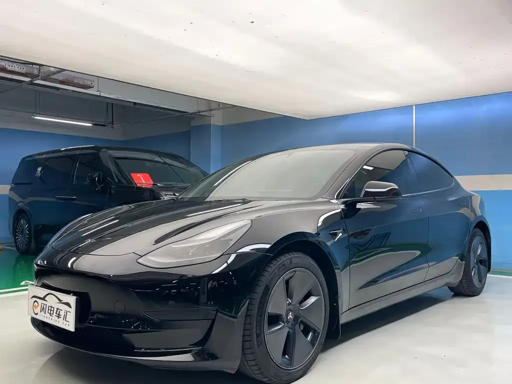 Tesla Model 3 — фото 1