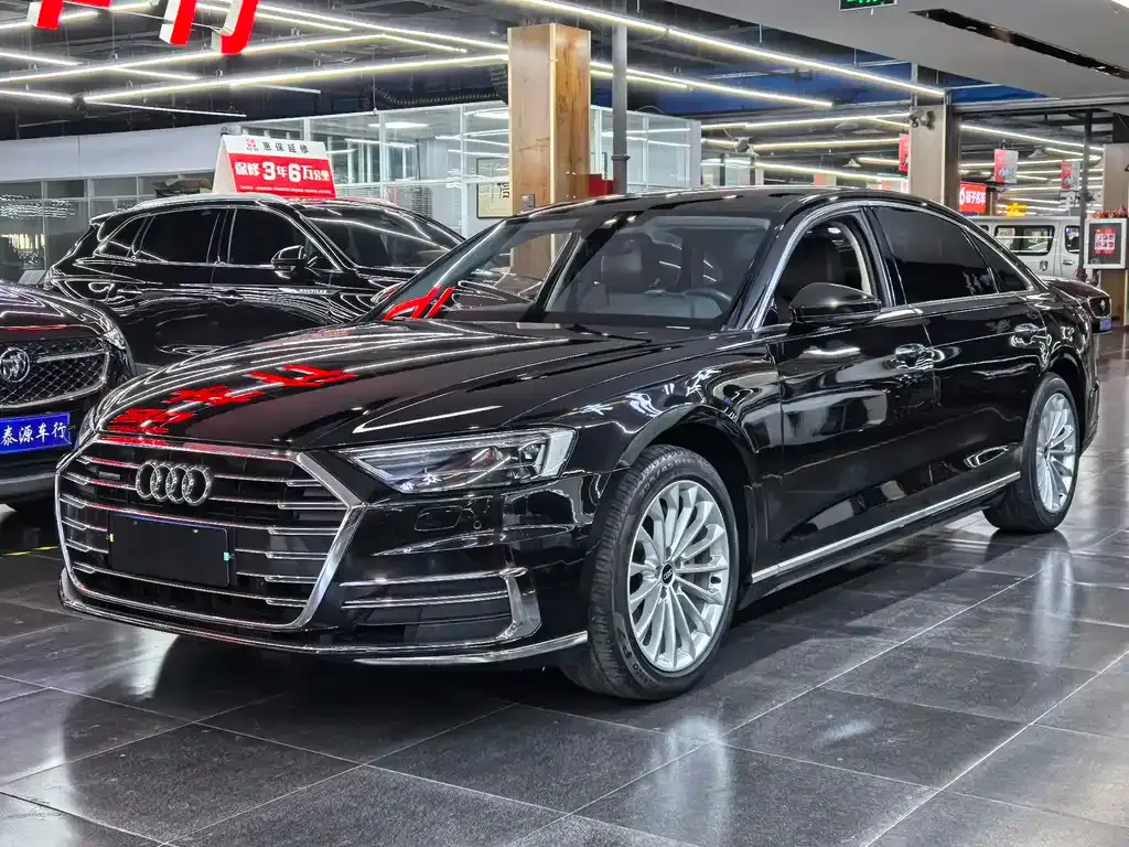 Audi A8 — фото 1