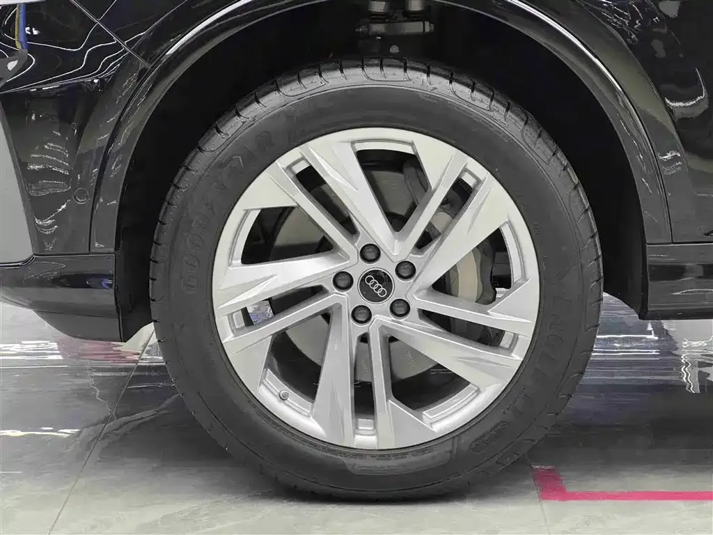 Audi Q7 2023 из CN, фото 8