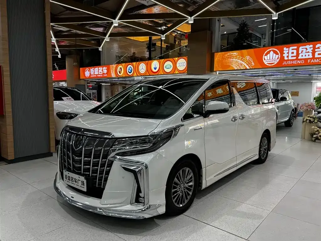 Toyota Alphard — фото 1