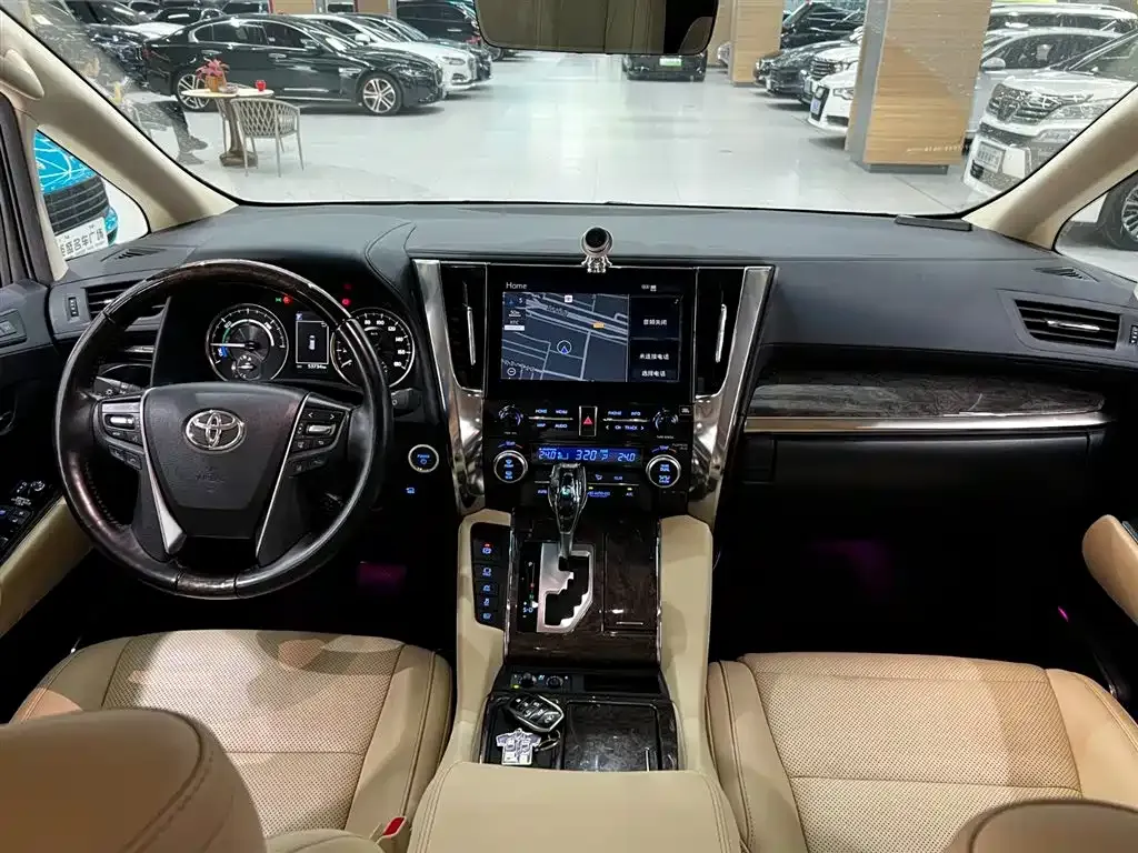Toyota Alphard — фото 9
