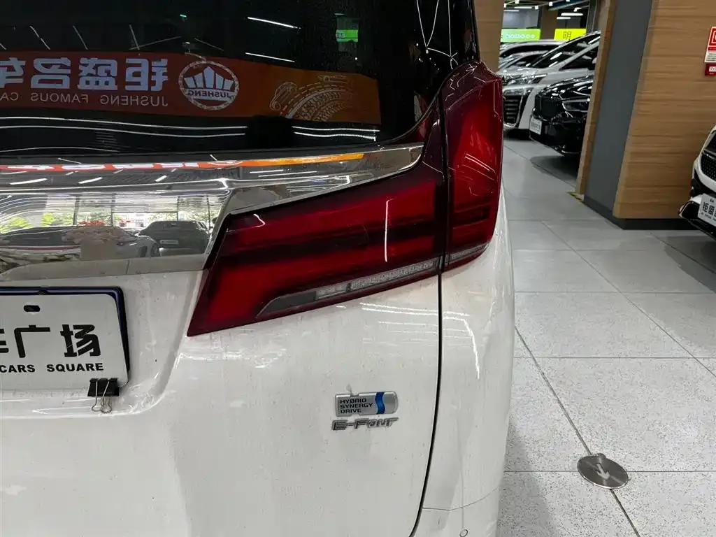 Toyota Alphard — фото 2