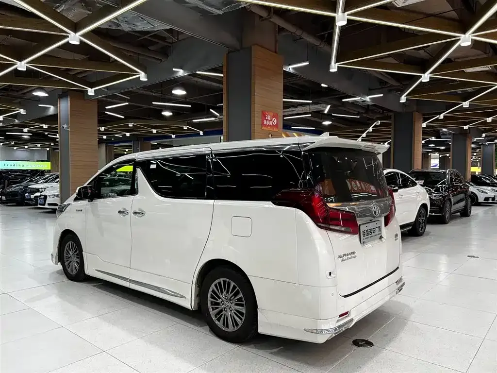 Toyota Alphard — фото 5