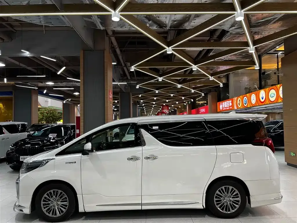 Toyota Alphard — фото 7