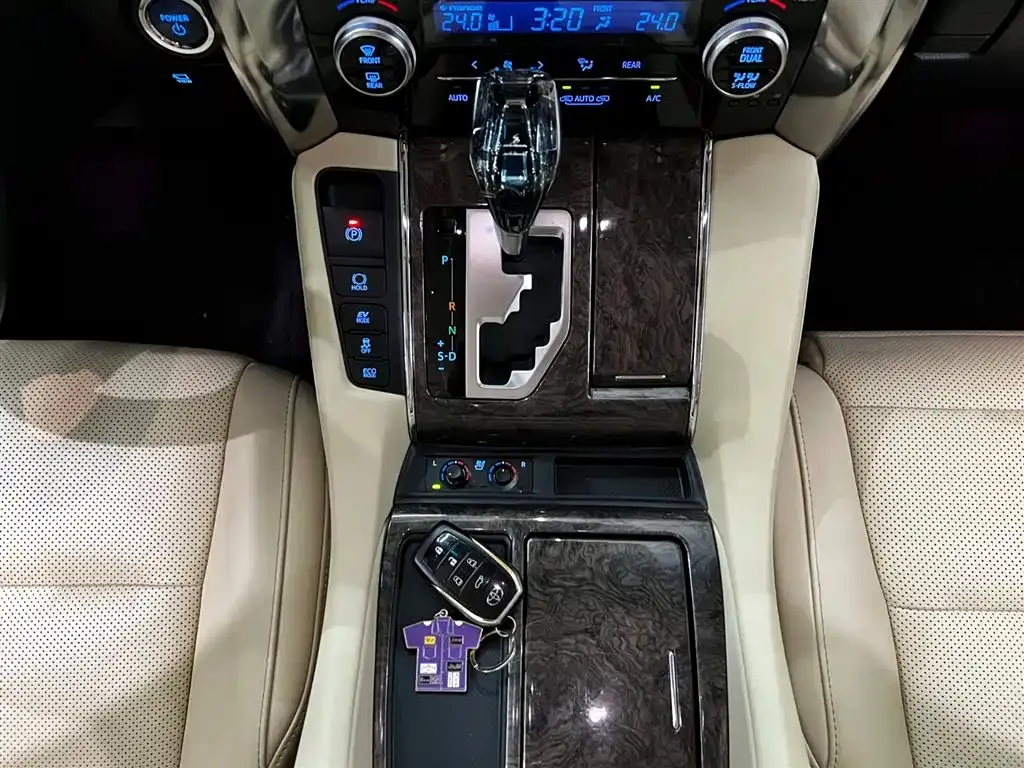 Toyota Alphard — фото 6