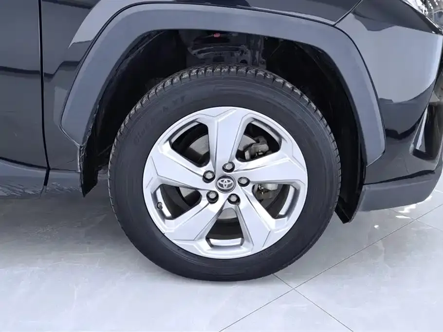Toyota RAV4 — фото 5