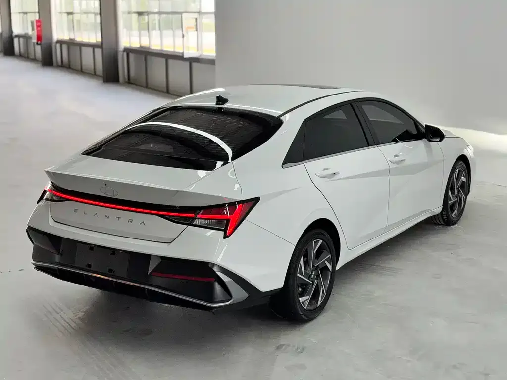Hyundai Elantra — фото 7