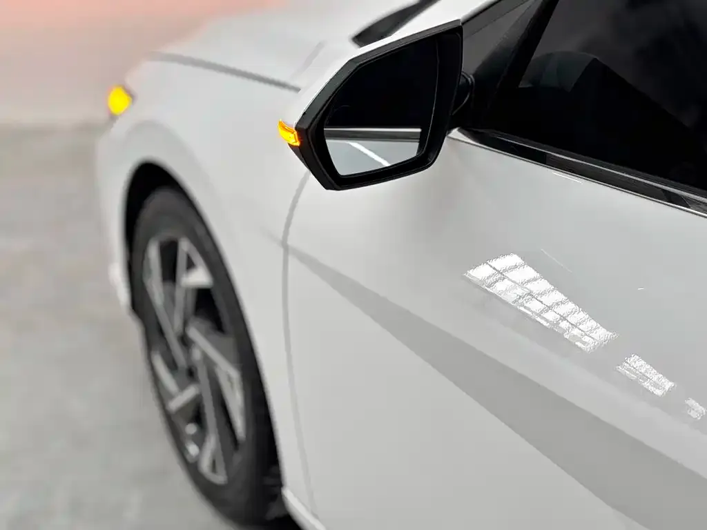 Hyundai Elantra — фото 2