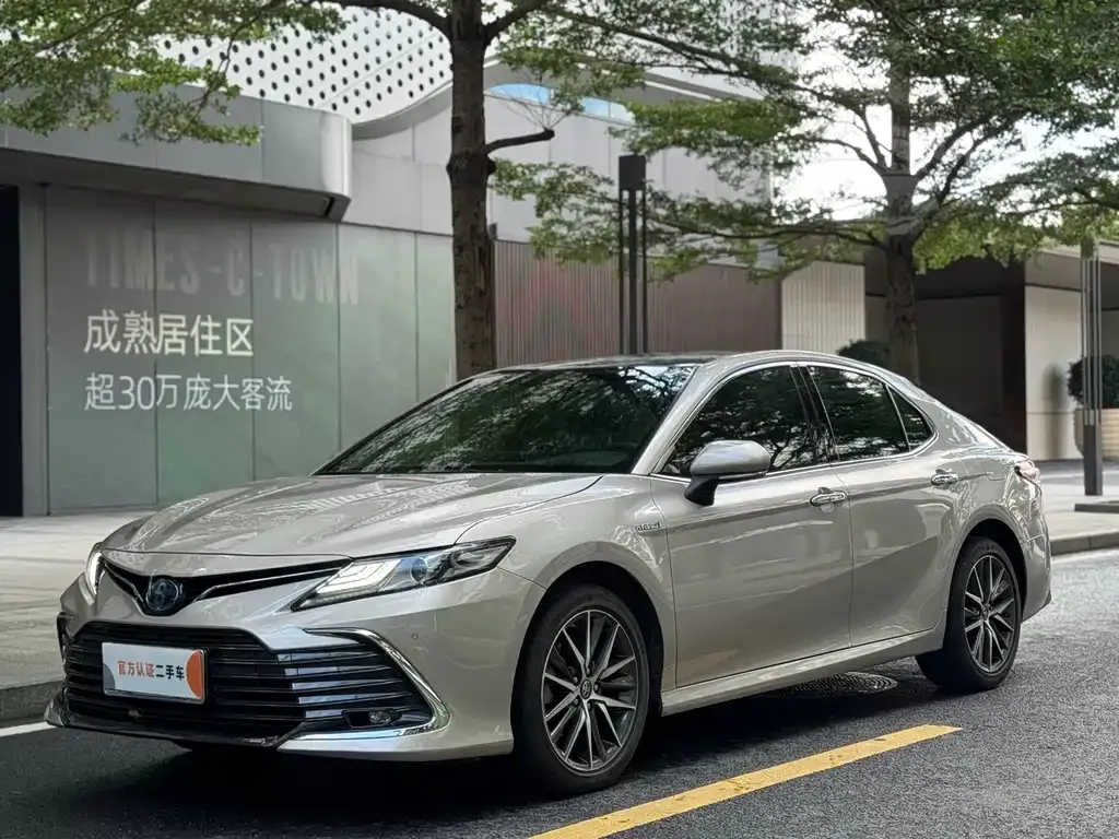 Toyota Camry — фото 1