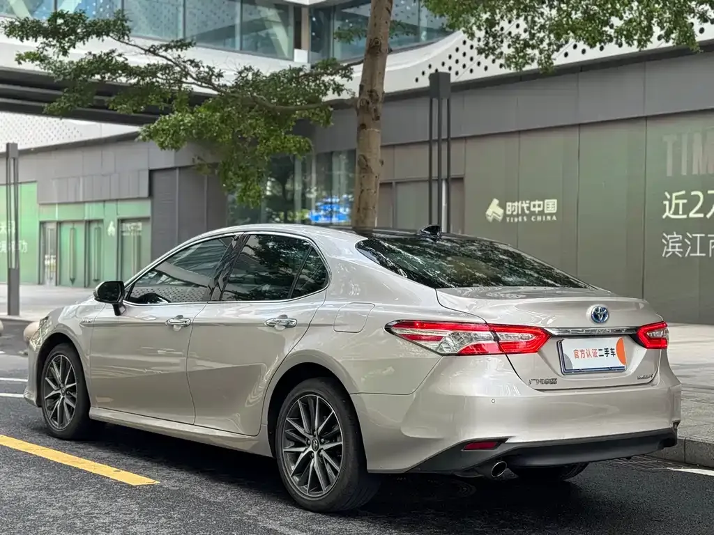 Toyota Camry — фото 2