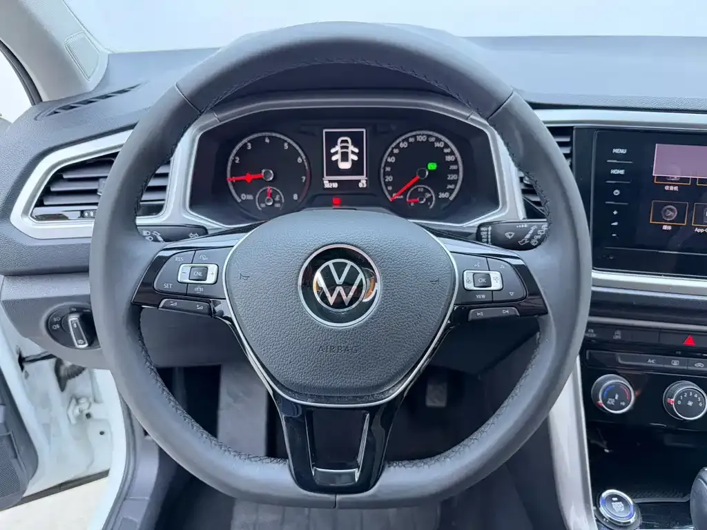 Volkswagen T-Roc — фото 9