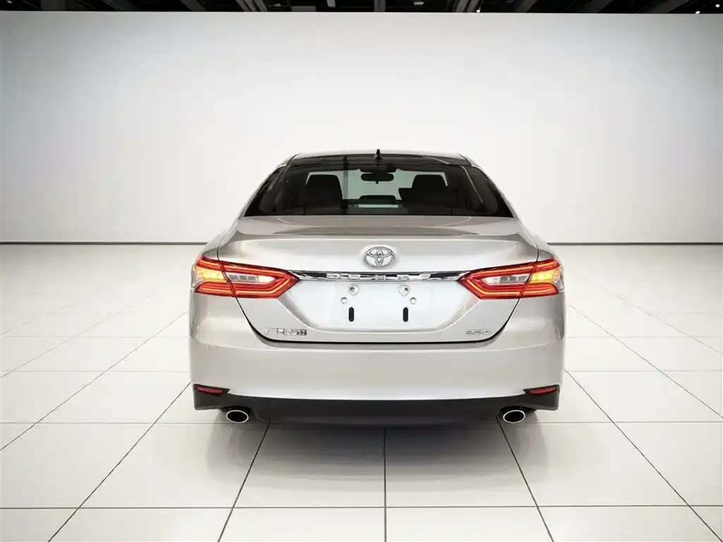 Toyota Camry — фото 2