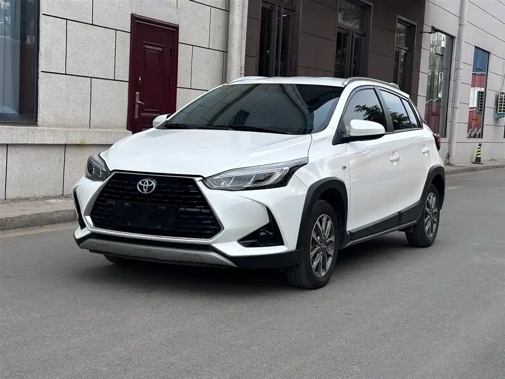 Toyota Yaris L — фото 1
