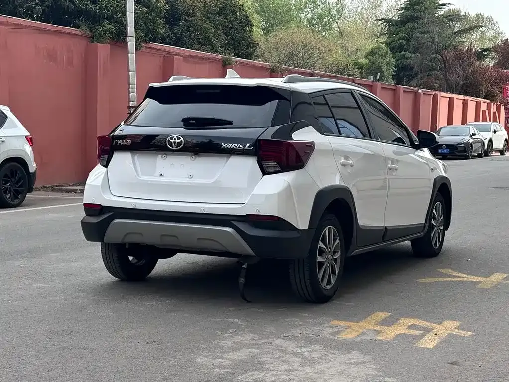 Toyota Yaris L — фото 7