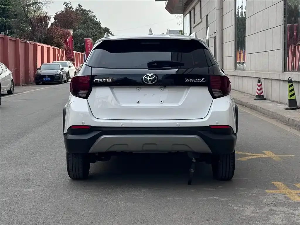 Toyota Yaris L — фото 5