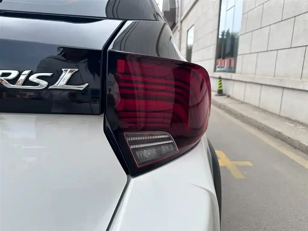 Toyota Yaris L — фото 2