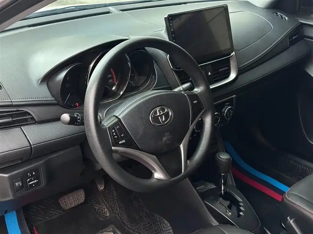 Toyota Yaris L — фото 4