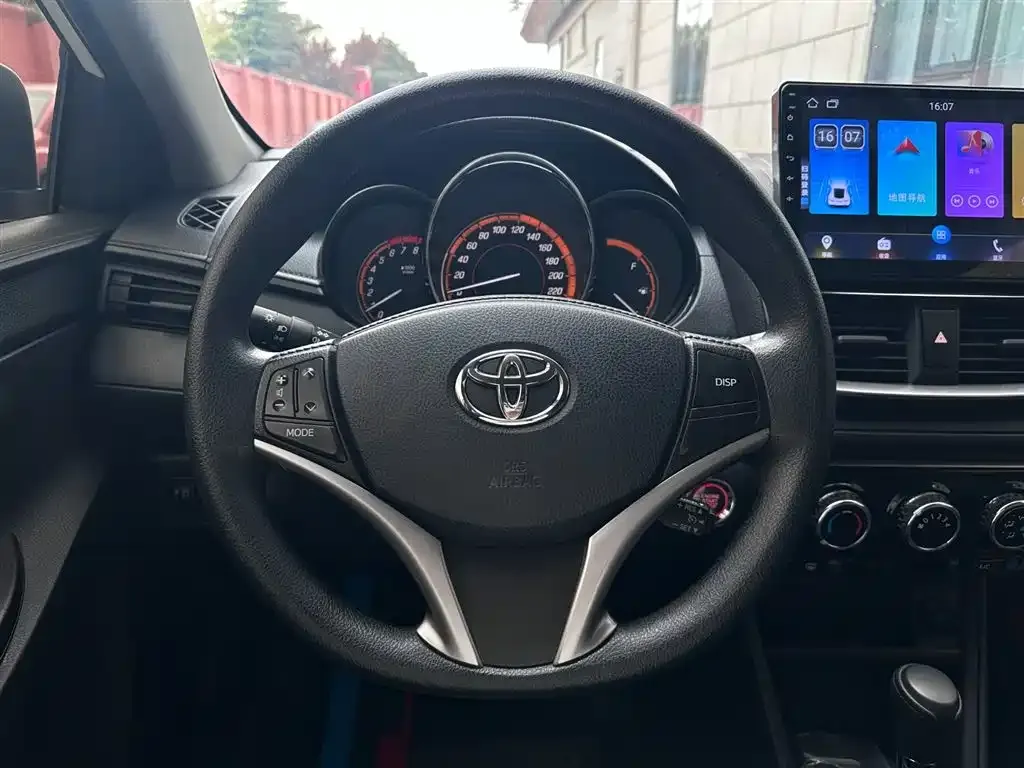 Toyota Yaris L — фото 10