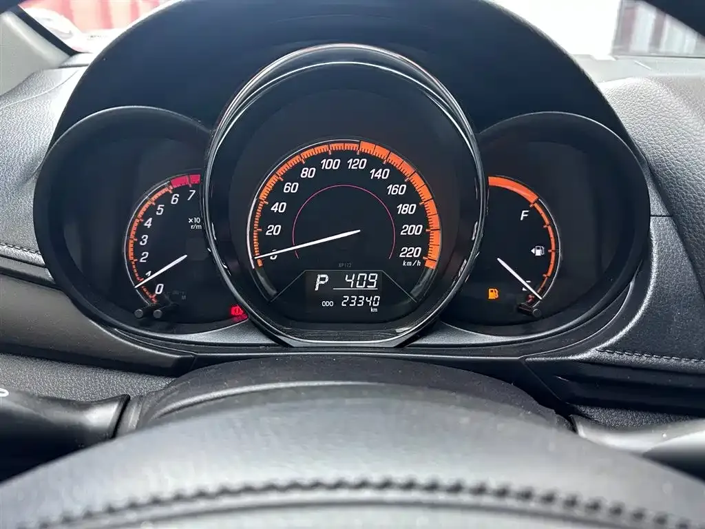 Toyota Yaris L — фото 8