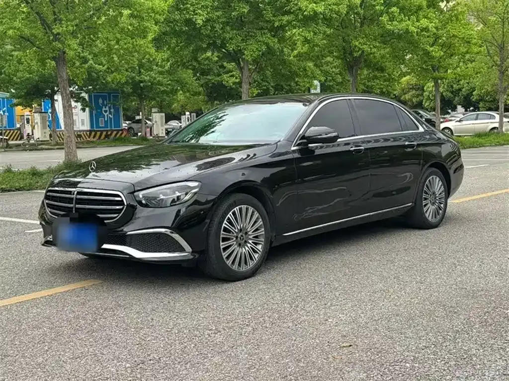 Mercedes-Benz E-Class — фото 1