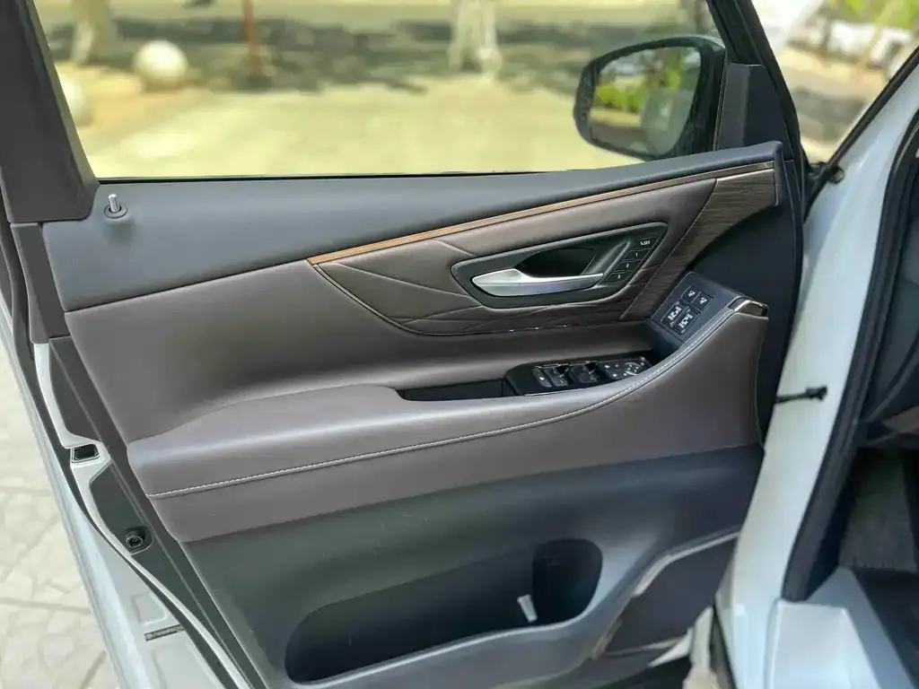 Toyota Vellfire — фото 2