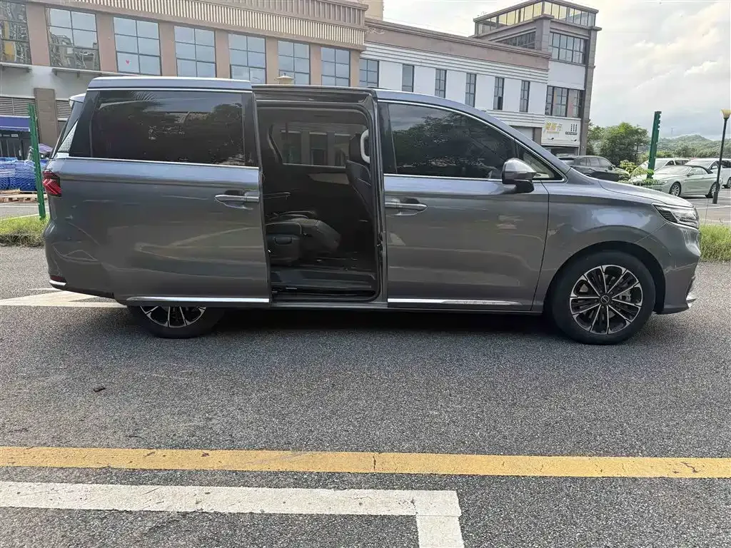 Roewe iMAX8 2022 из CN, фото 9