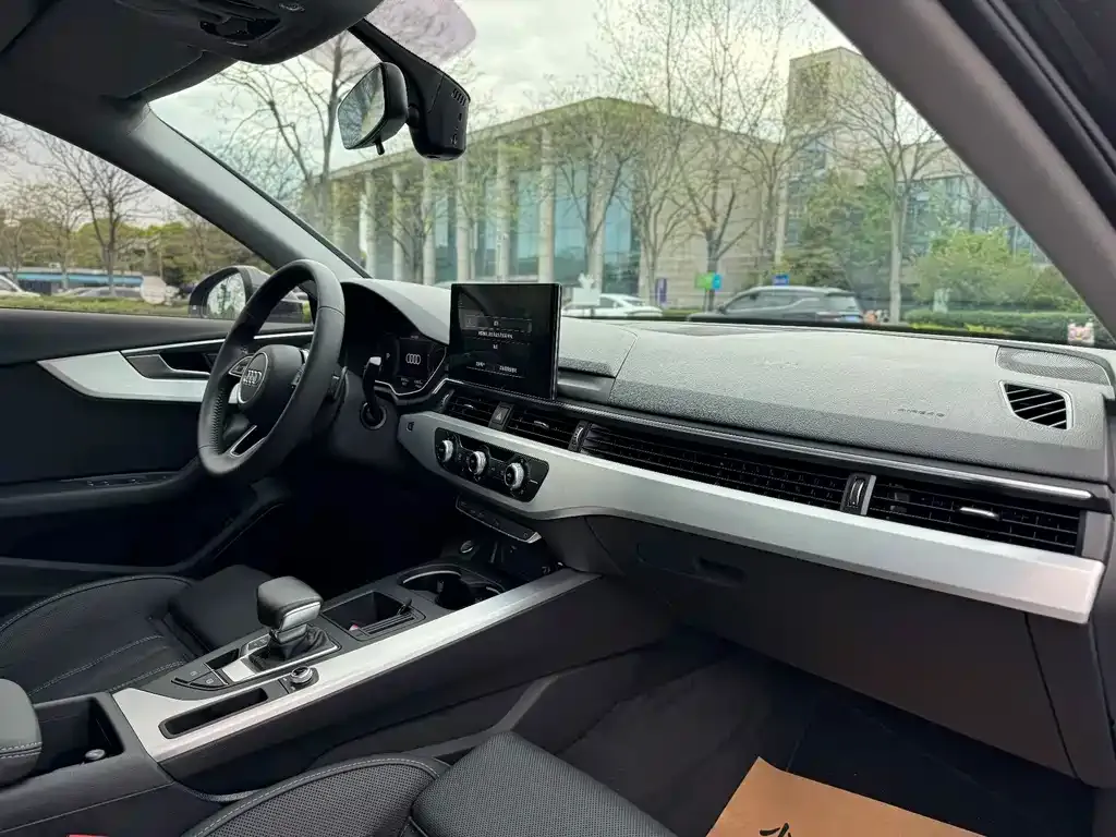 Audi A4L 2021 из CN, фото 4