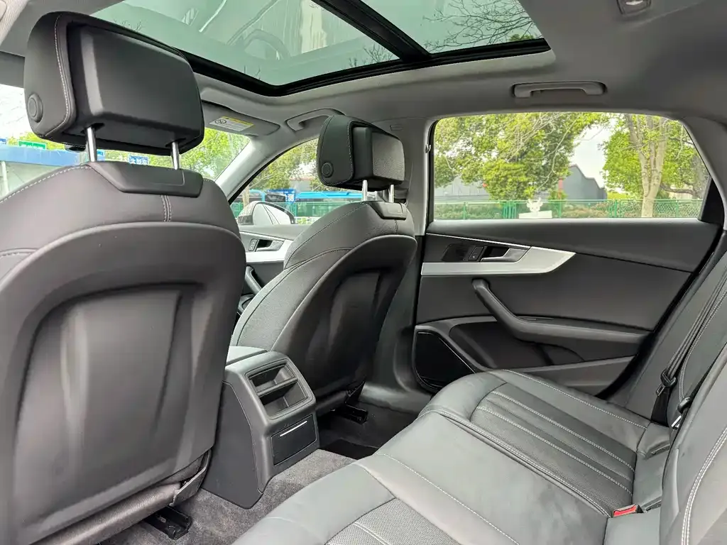 Audi A4L 2021 из CN, фото 2