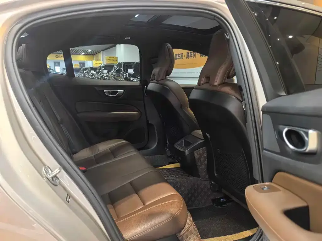 Volvo S60 2023 из CN, фото 3