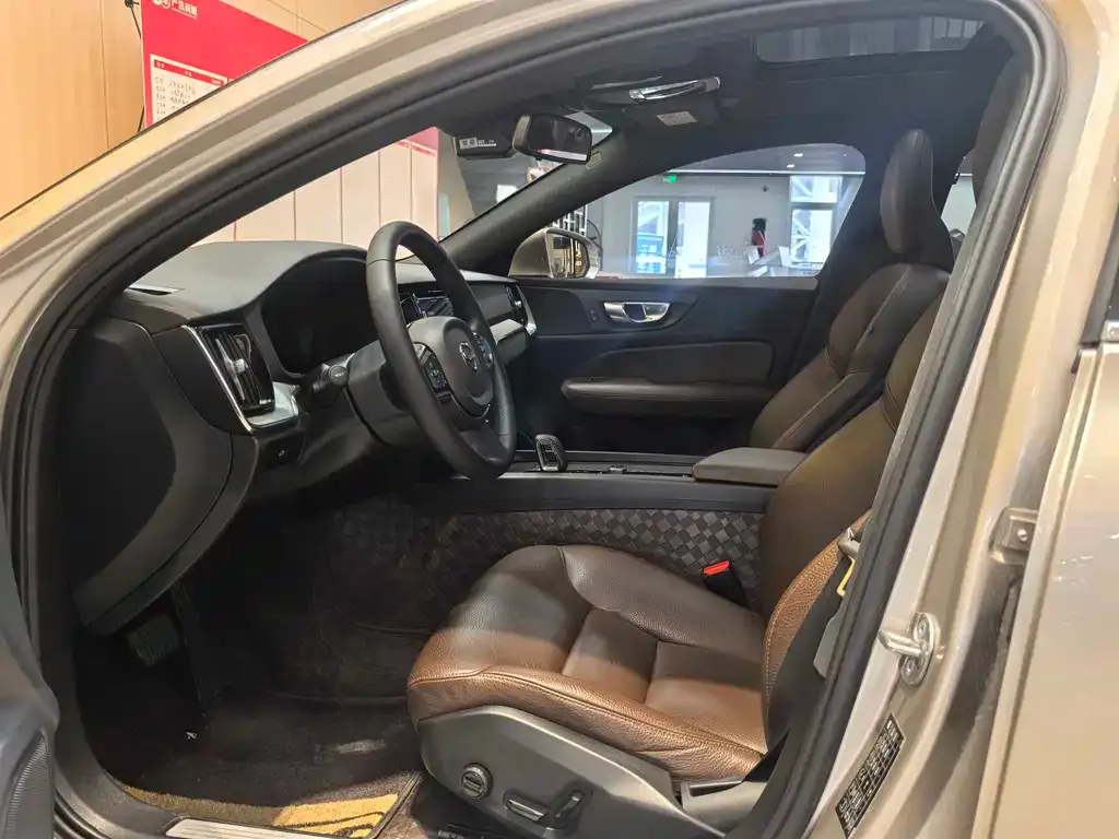 Volvo S60 2023 из CN, фото 2