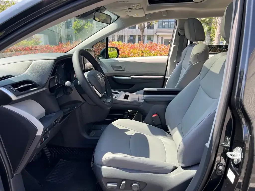Toyota Granvia 2024 из CN, фото 2