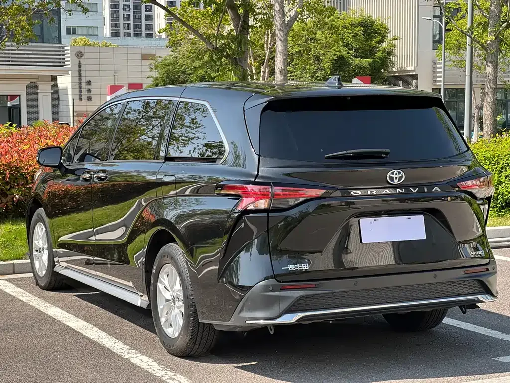 Toyota Granvia 2024 из CN, фото 9