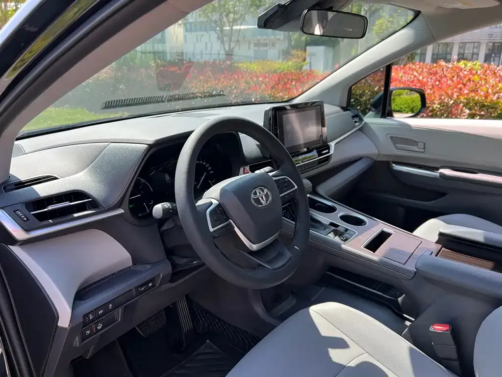 Toyota Granvia 2024 из CN, фото 3