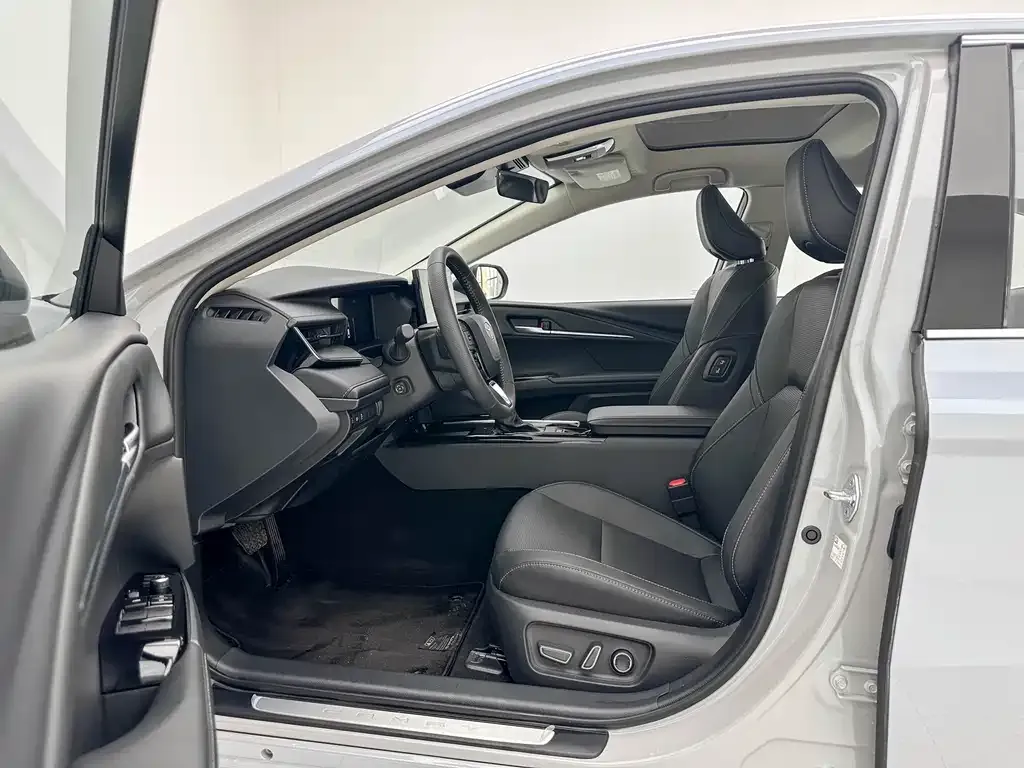 Toyota Camry 2024 из CN, фото 8
