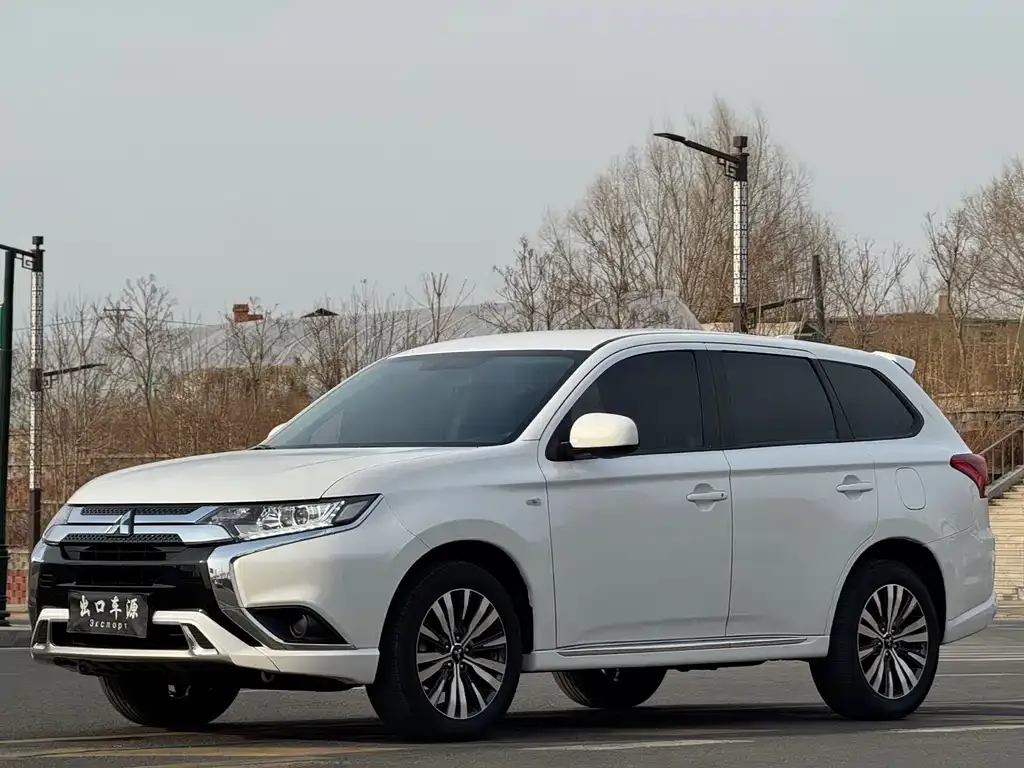 Mitsubishi Outlander — фото 1