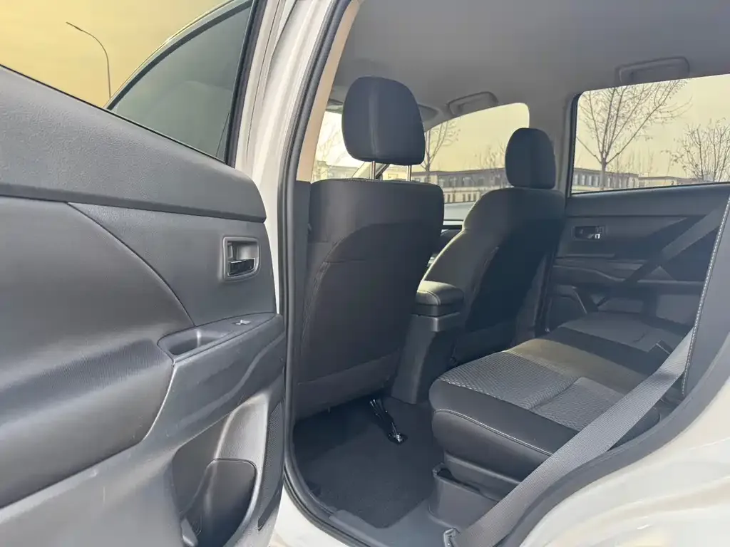 Mitsubishi Outlander — фото 10