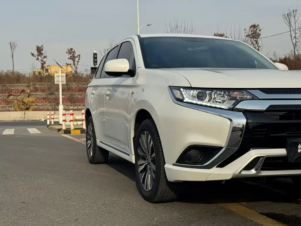 Mitsubishi Outlander — фото 4