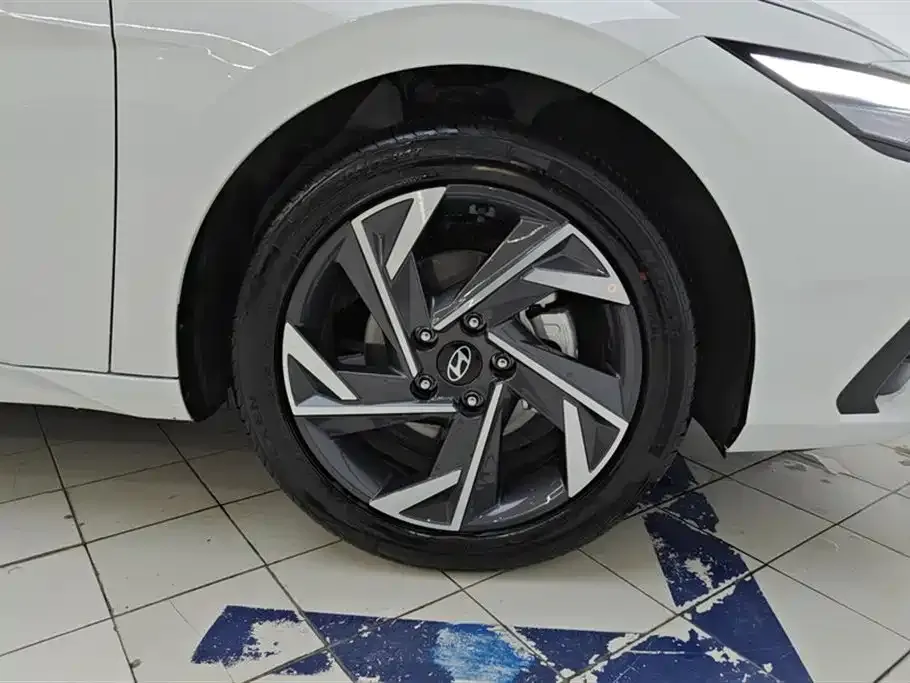 Hyundai Elantra — фото 10