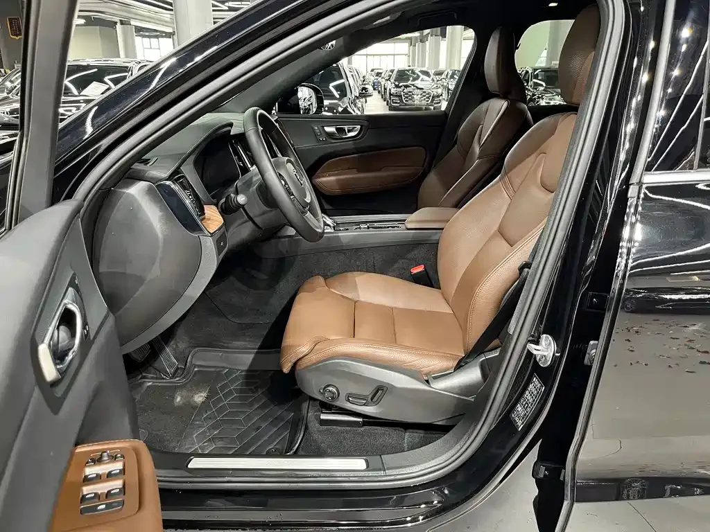 Volvo XC60 2024 из CN, фото 3