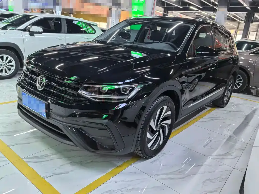 Volkswagen Tiguan L — фото 1