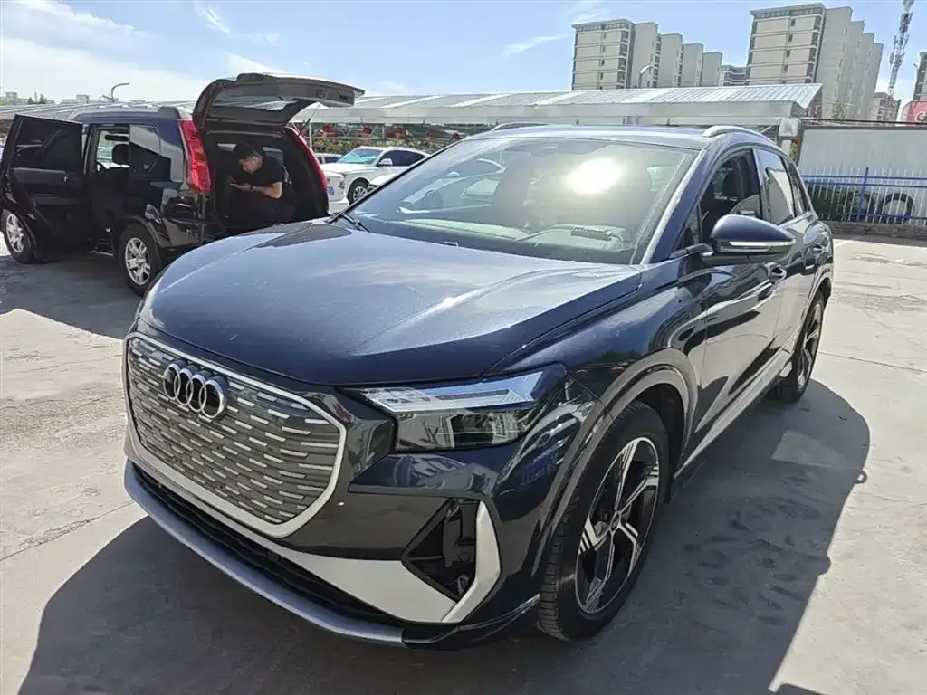 Audi Q4 e-tron — фото 1