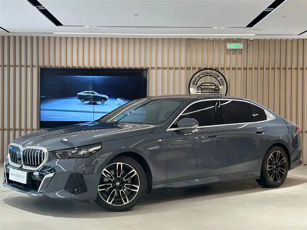 BMW 5 Series — фото 1
