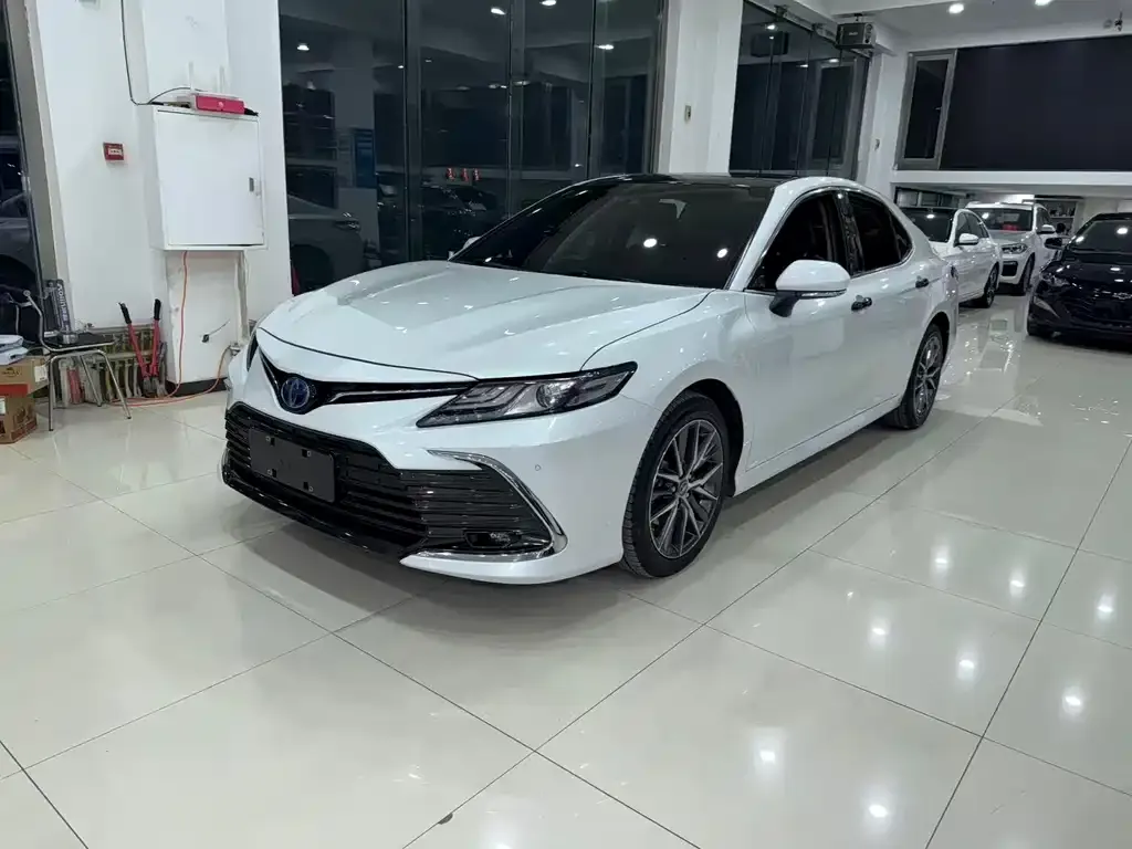 Toyota Camry — фото 1
