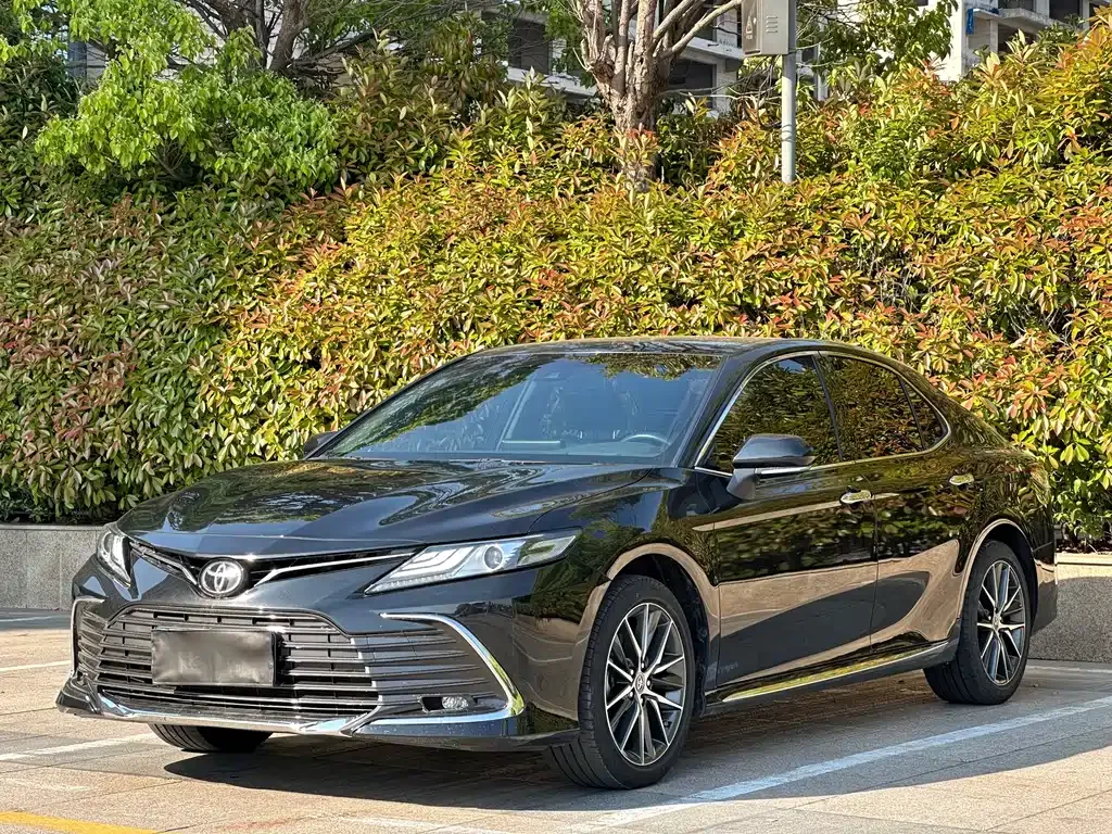 Toyota Camry — фото 1