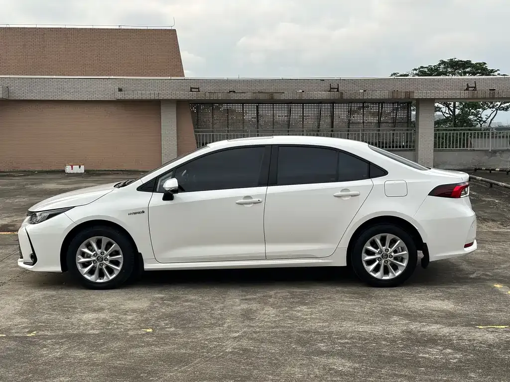 Toyota Corolla — фото 10