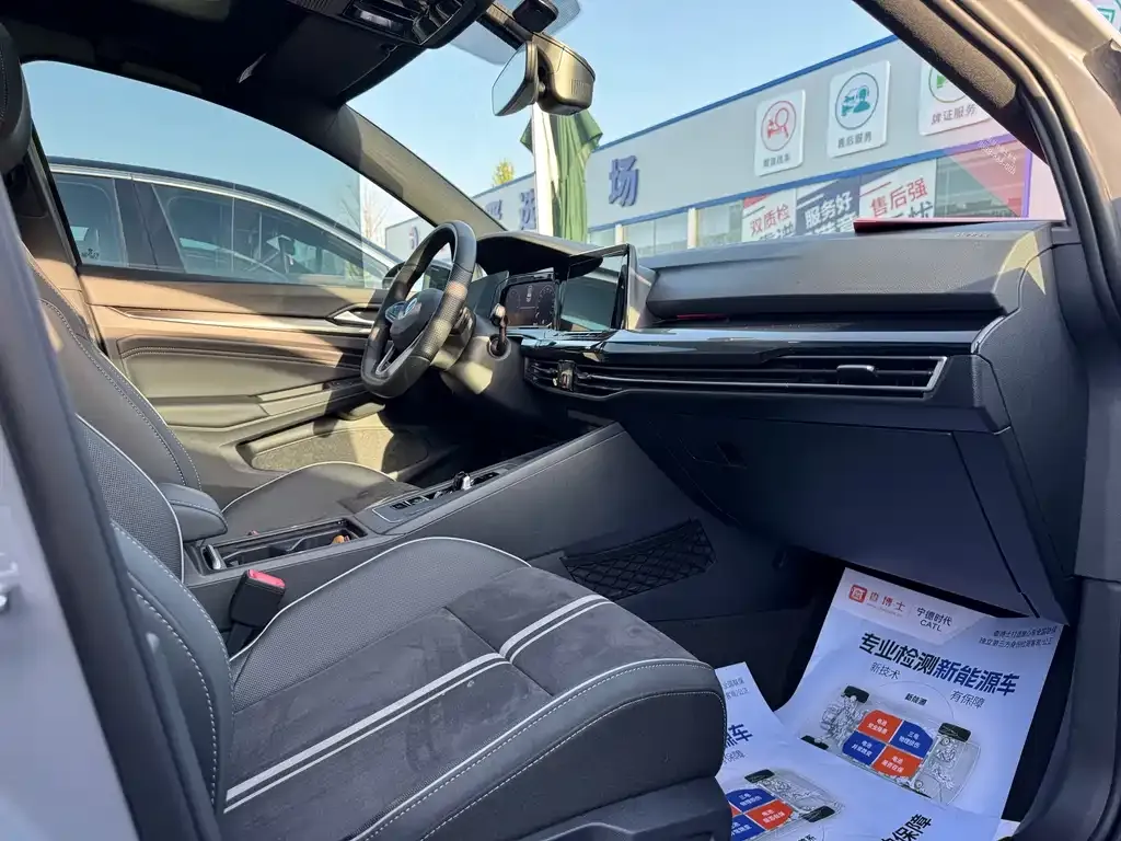 Volkswagen Golf 2023 из CN, фото 8