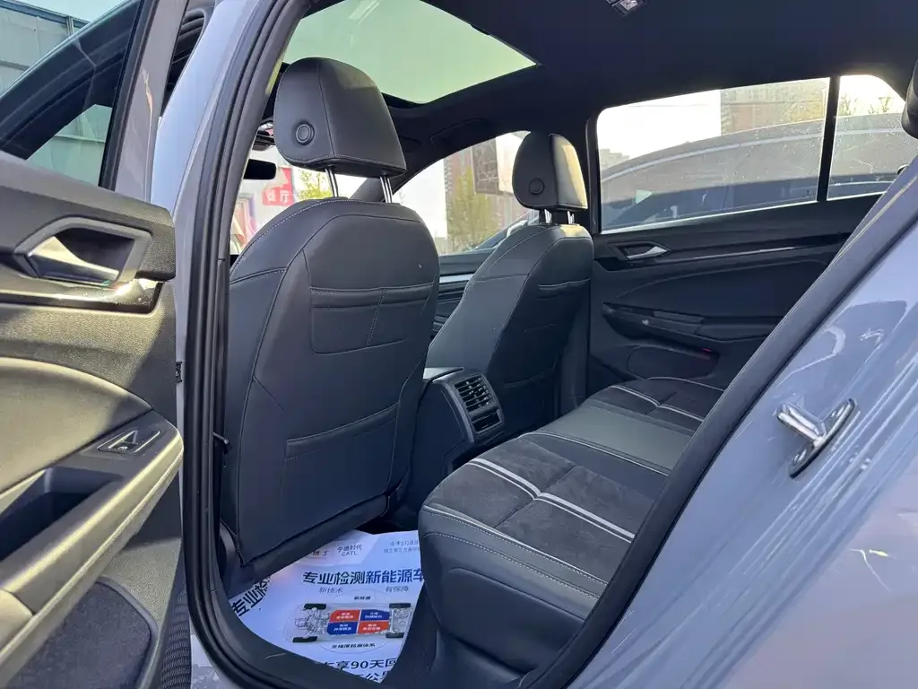 Volkswagen Golf 2023 из CN, фото 2