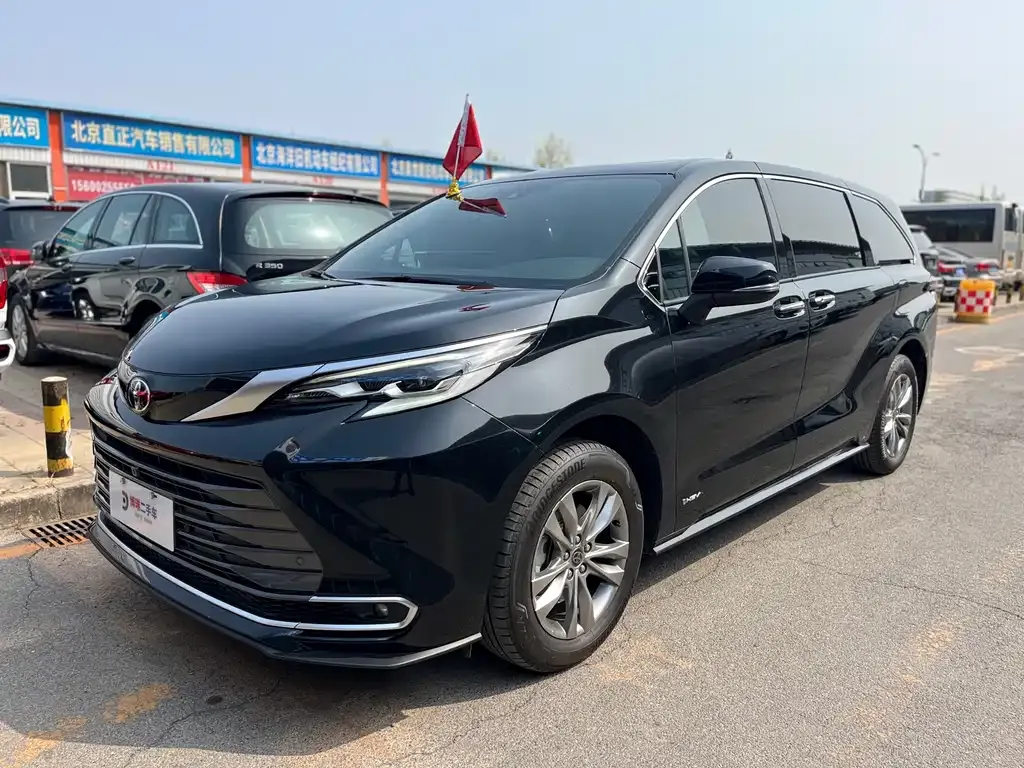 Toyota Sienna — фото 1
