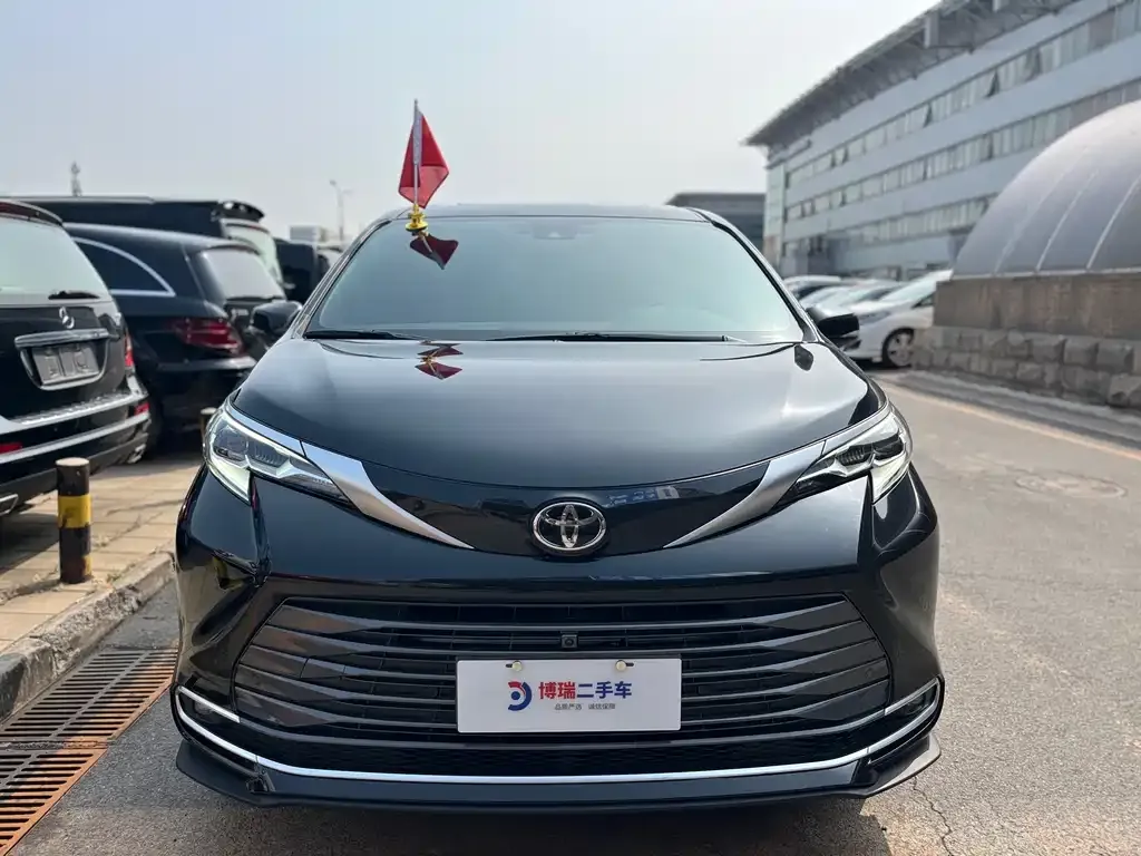 Toyota Sienna — фото 2