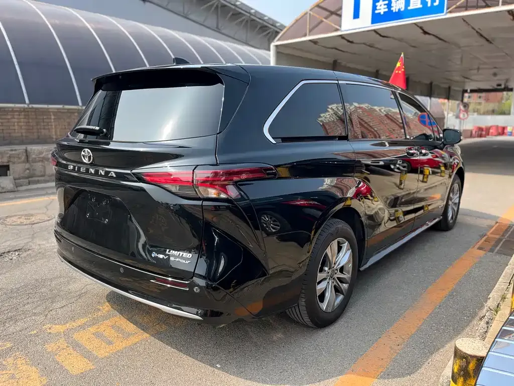 Toyota Sienna — фото 7
